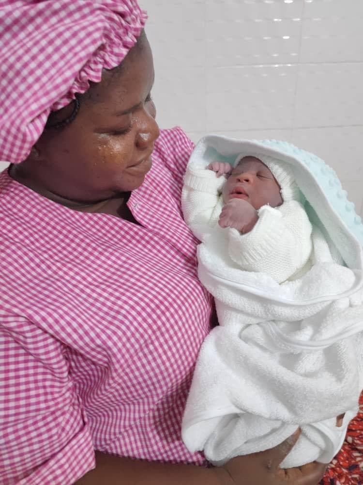 Une maman et son nouveau-né à la Clinique ASET